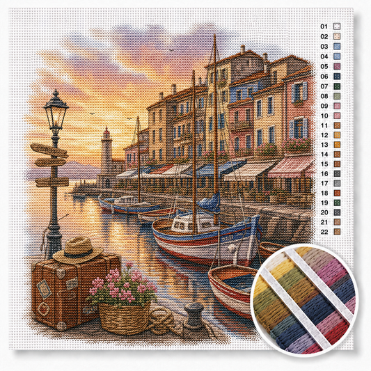 Mediterrane haven bij zonsondergang met vissersbootjes en pastelkleurige huisjes — kruissteek pakket