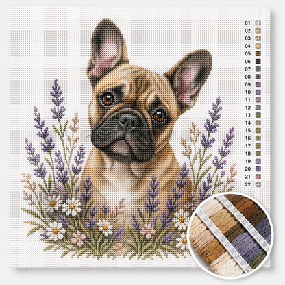 Franse bulldog kruissteek pakket — fawn-kleurige frenchie met grote oren tussen paarse lavendel en madeliefjes
