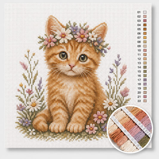 Oranje kitten met bloemenkrans kruissteek pakket — rode cyperse kitten met lieflijke bloemenkrans tussen madeliefjes en lavendel