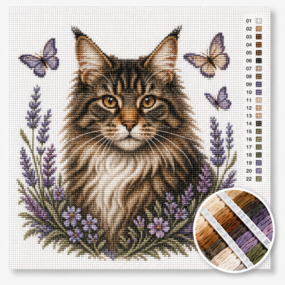 Maine Coon kruissteek pakket — majestueuze bruine Maine Coon tussen paarse lavendel met fladderende vlinders