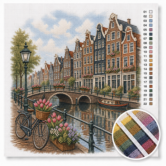Amsterdamse grachten kruissteek pakket — grachtenpanden, bruggetje over de gracht en fiets met tulpen