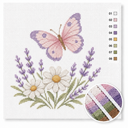Vlinder met lavendel kruissteek pakket — zachte roze vlinder boven paarse lavendel en witte madeliefjes